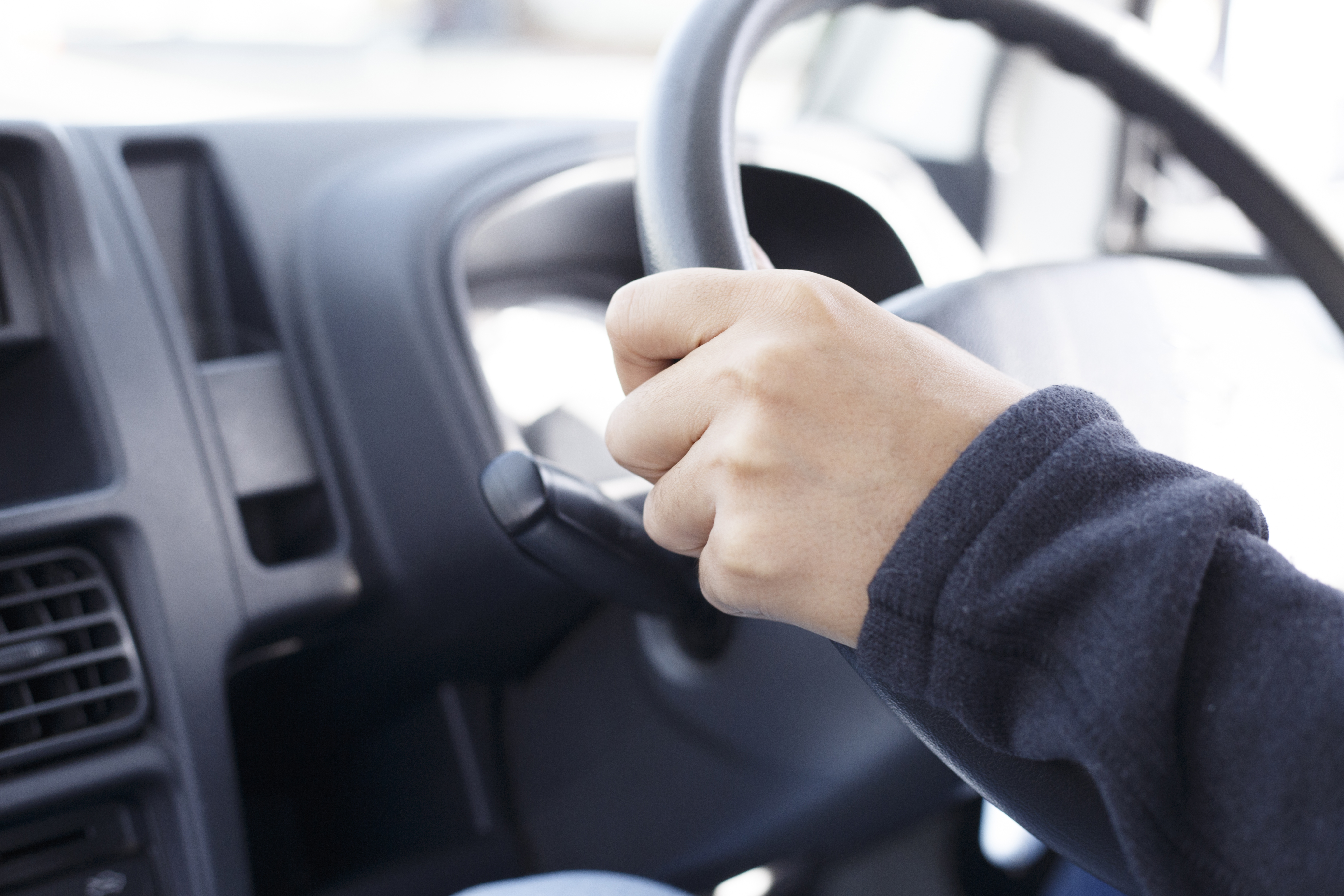 助手席では運転中の彼に感謝の気持ちを持った行動を 運転の荒さは気性の荒さと判断されるのでng 安全運転で 移動中もデートを楽しみましょう